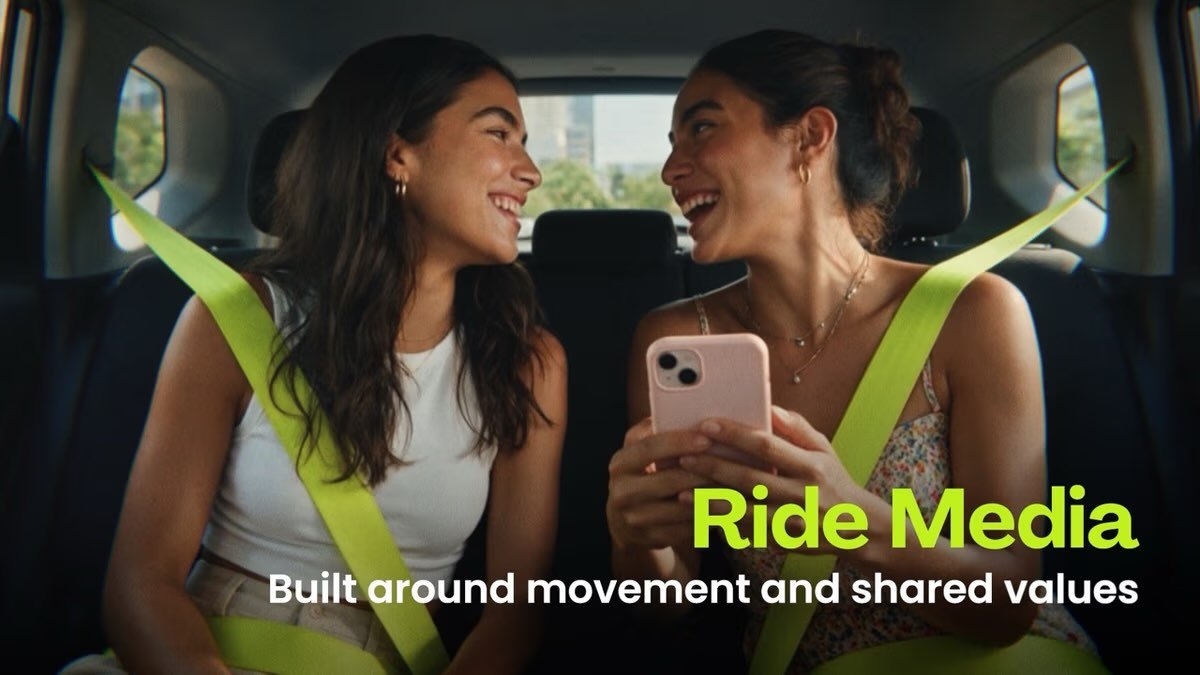 inDrive Ride Media: two passengers laughing in the back seat